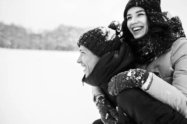 Couple Amoureux Marchant Dans Les Bois Enneigés — Photo