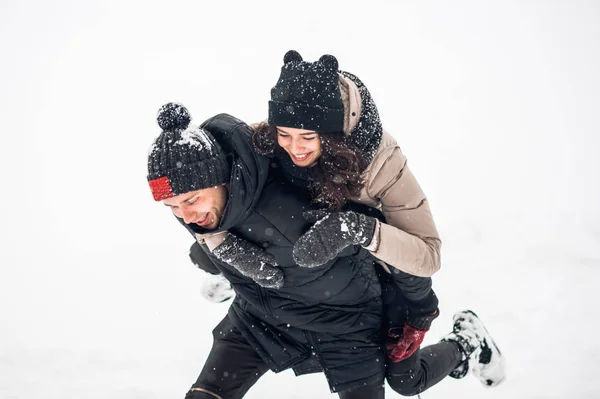 Para Zakochanych Chodzenie Pokrytych Śniegiem Lasach — Zdjęcie stockowe