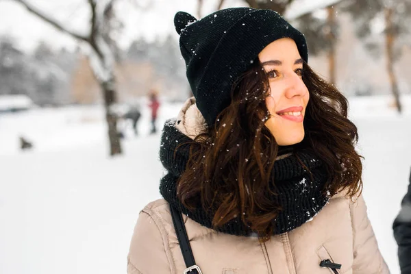 Bela Menina Morena Chapéu Preto Com Uma Floresta Nevada Fundo — Fotografia de Stock