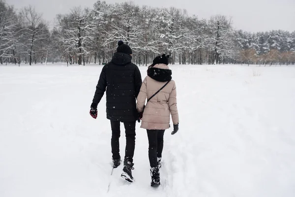 Couple Amoureux Marchant Dans Les Bois Enneigés — Photo