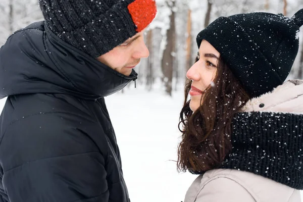 Couple Amoureux Marchant Dans Les Bois Enneigés — Photo