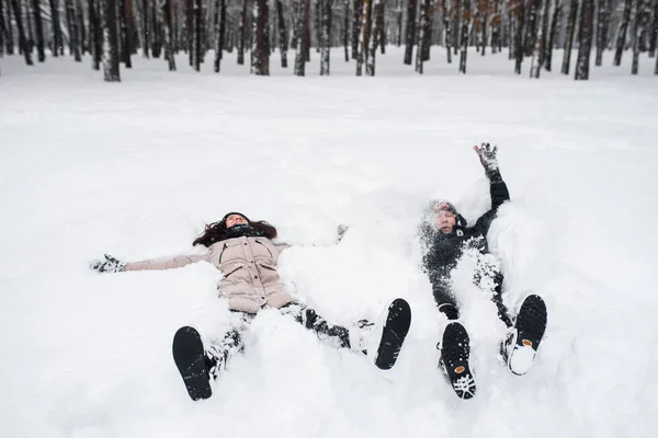 Une Fille Mec Allongés Sur Une Neige — Photo