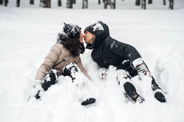 Ένα Κορίτσι Και Ένας Άντρας Βρισκόταν Στο Χιόνι — Φωτογραφία Αρχείου