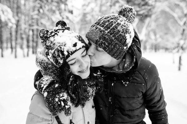 Casal Apaixonado Andando Floresta Nevada — Fotografia de Stock