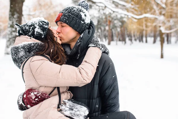 Couple Amoureux Marchant Dans Les Bois Enneigés — Photo