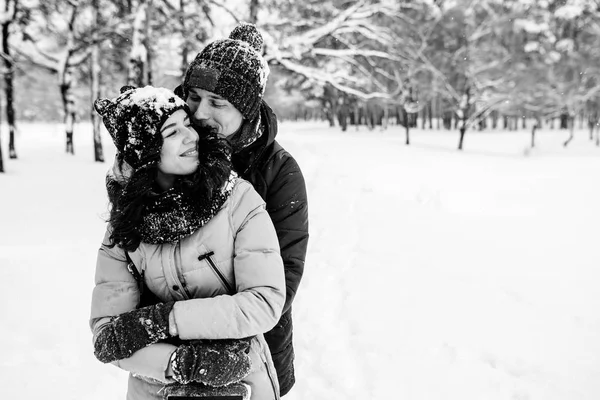 Para Zakochanych Chodzenie Pokrytych Śniegiem Lasach — Zdjęcie stockowe