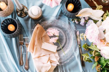 Şeftali peçete ve konuk kartında ile açık cam oldfashioned plakalar