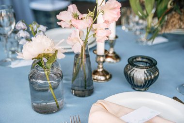 Dekor düğün. İki cadles ve iki küçük buketleri cam kavanoz