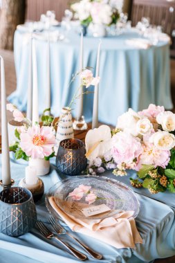 Mumlar ve çiçek şenlikli masa skyblue masa örtüsü ile dekore edilmiş