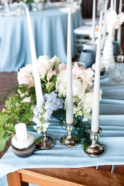 Área Decorada Con Flores Velas Candelero Plata Sobre Mantel Azul —  Fotos de Stock