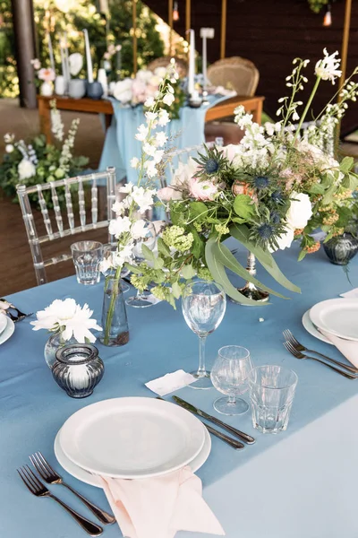 Świąteczny Stół Ozdobiony Kwiaty Świece Srebrny Świecznik Obrus Blue — Zdjęcie stockowe