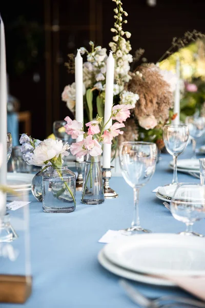 Mesa Festiva Longa Com Toalha Mesa Azul Decorada Com Flores — Fotografia de Stock