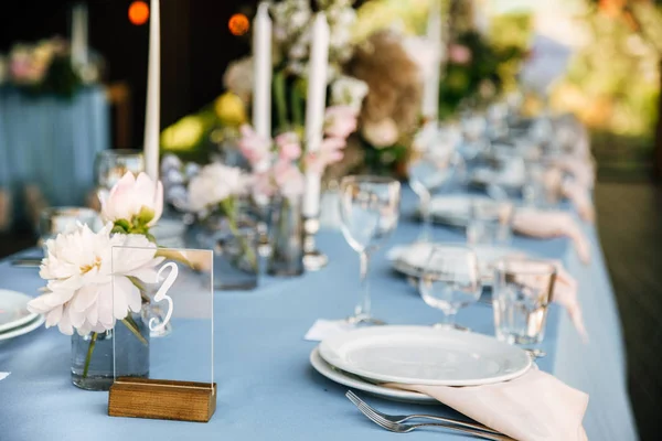 Mesa Festiva Longa Com Toalha Mesa Azul Decorada Com Flores — Fotografia de Stock