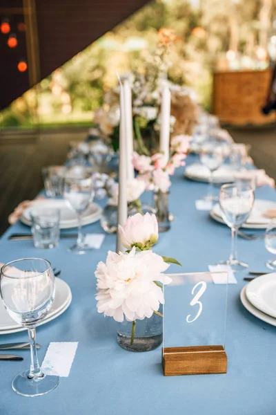 Mesa Festiva Longa Com Toalha Mesa Azul Decorada Com Flores — Fotografia de Stock