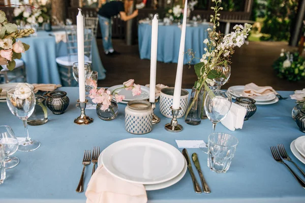 Placa Mesa Festiva Com Toalha Mesa Azul — Fotografia de Stock