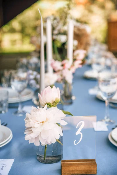 Long Festive Table Blue Tablecloth Decorated Flowers Candles — Stock Photo, Image