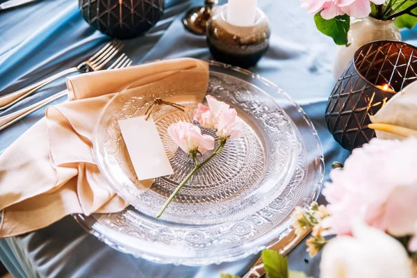 Platos Cristal Claro Con Flores Melocotón Tarjeta Invitado Ella Mesa —  Fotos de Stock