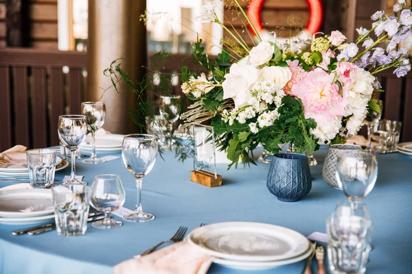 Feestelijke Ronde Tafel Met Een Blauwe Tafellaken Gerechten Wijn Glazen — Stockfoto