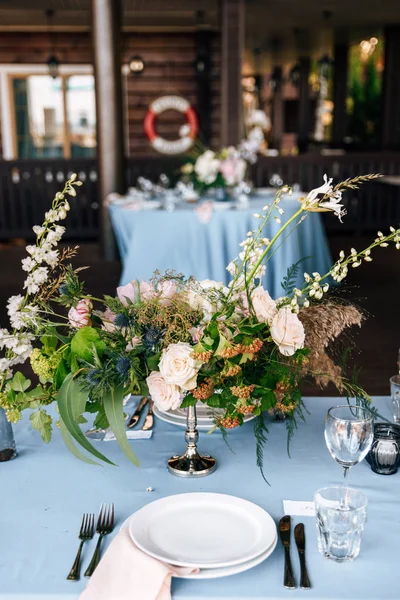 Feestelijke Tafel Versierd Met Witte Platen Bloemen Een Hight Zilveren — Stockfoto