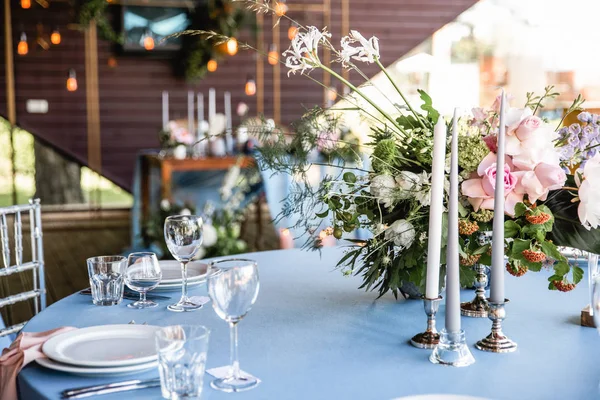 Πολύ Γιορτινό Τραπέζι Μπλε Τραπεζομάντιλο Διακοσμημένο Λουλούδια Και Κεριά — Φωτογραφία Αρχείου