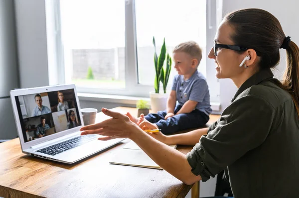 Moeder met laptop voor videovergadering — Stockfoto