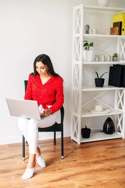 Junge Frau arbeitet zu Hause am Laptop — Stockfoto