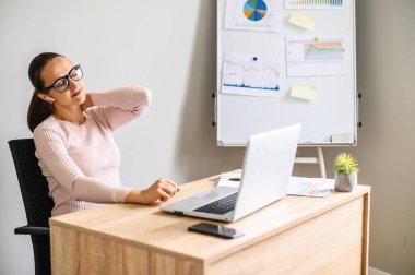 Ofisteki genç bayandan çok yoruldum.