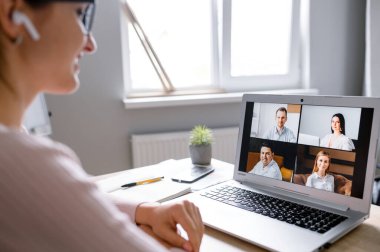 Birkaç kişiyi görüntülü aramak için uygulamayı kullanan kadın