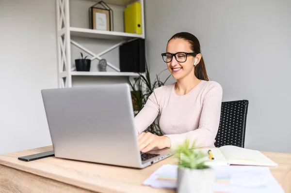 Mulher com laptop no escritório — Fotografia de Stock