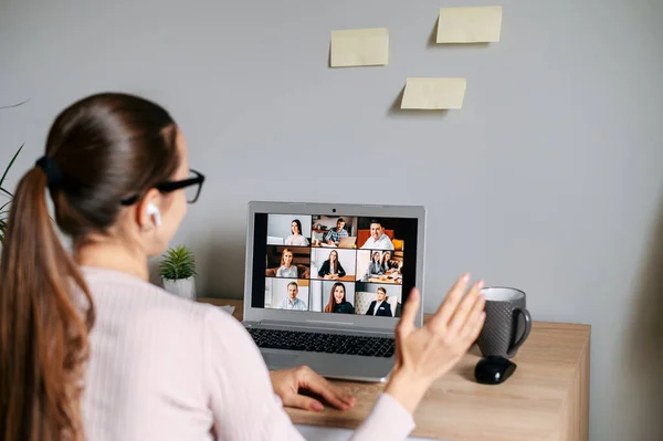 Una mujer está utilizando el ordenador portátil para la conexión de vídeo —  Fotos de Stock