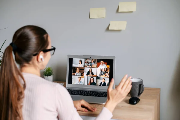 Eine Frau nutzt Laptop für Videoverbindung — Stockfoto