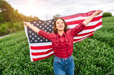 Kadın Amerikan bayrağıyla sahada koşuyor.