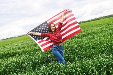 Kadın Amerikan bayrağıyla sahada koşuyor.