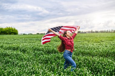 Kadın Amerikan bayrağıyla sahada koşuyor.