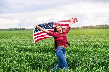 Kadın Amerikan bayrağıyla sahada koşuyor.