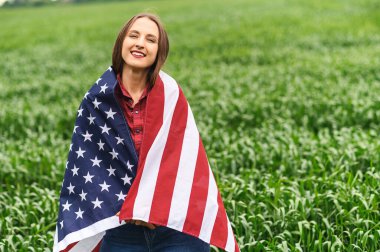 Mutlu kız kendini bir Amerikan bayrağına sardı.