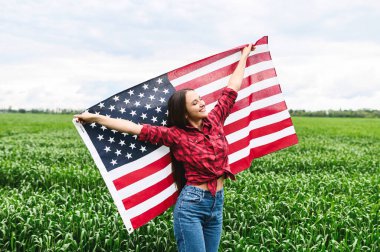 Kadın Amerikan bayrağıyla sahada koşuyor.