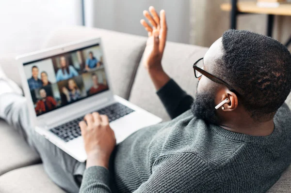 Un tipo hablando en línea con amigos a través de videollamada —  Fotos de Stock