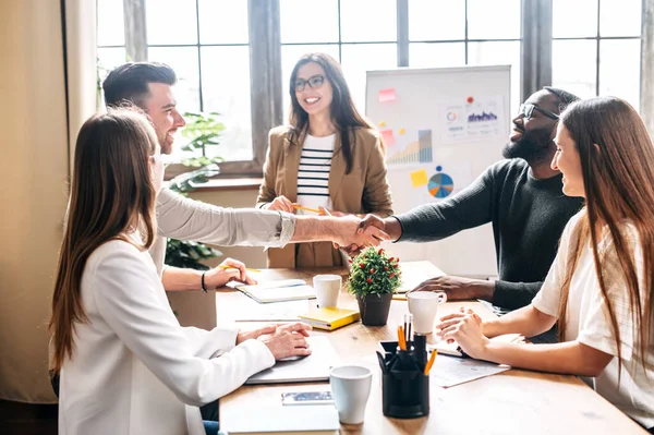 Vormittagstreffen im modernen Büro — Stockfoto