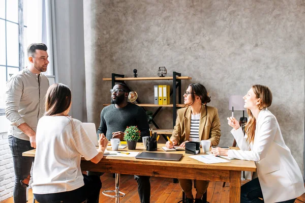 Une équipe réussie dans un bureau contemporain — Photo