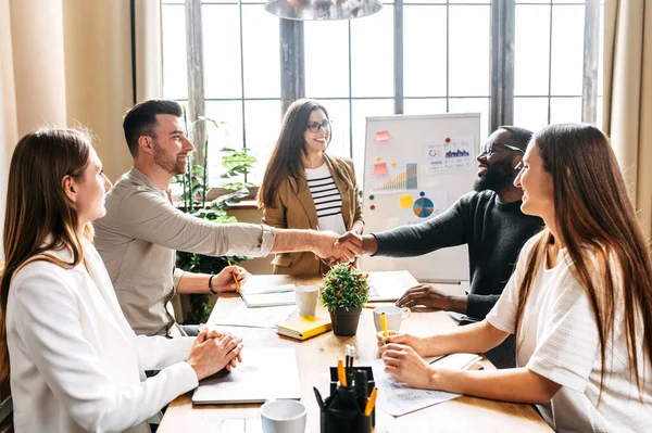 Vormittagstreffen im modernen Büro — Stockfoto