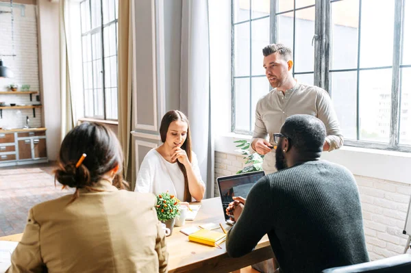 Team multirazziale in ufficio contemporaneo — Foto Stock