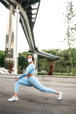 Karantina sırasında spor yapan kadın