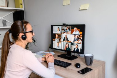 Genç bir amirin grup video konferansı.