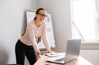 Ofisteki kadın görüntülü konuşma yapıyor.