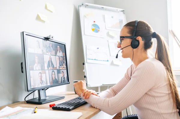 Reunião online no espaço de trabalho doméstico — Fotografia de Stock