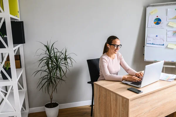 Žena s laptopem v kanceláři — Stock fotografie