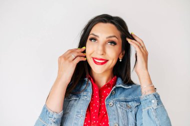 Kırmızı dudaklı çekici esmer kız.