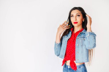 Kırmızı dudaklı çekici esmer kız.