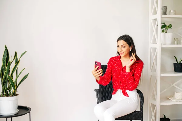 Mujer atractiva habla a través de videollamada en el teléfono — Foto de Stock